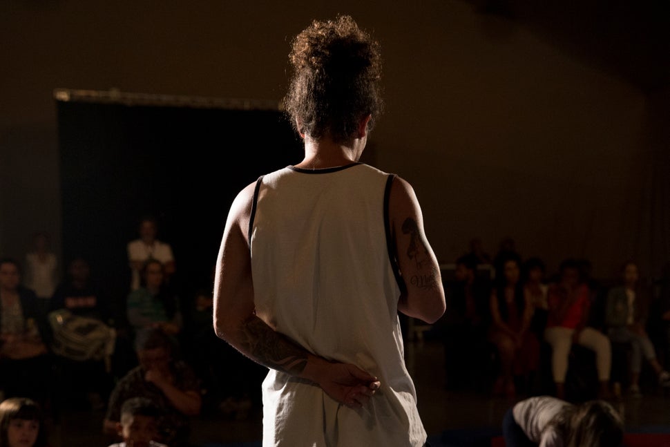 Alquimista encanta público do Sesc Osasco com sua performance.