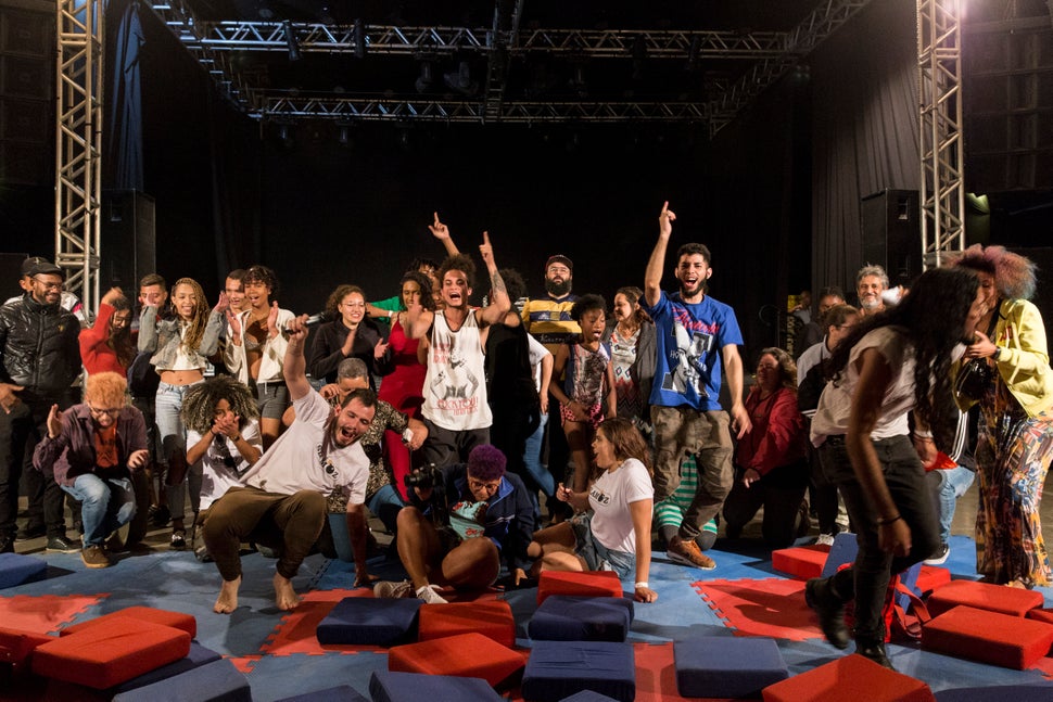 Trupe do Slam Oz celebra os 2 anos de existência do grupo.