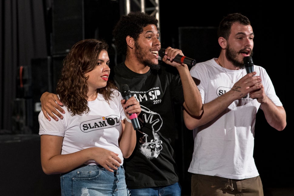 Segundo organizadores do Slam Oz, ônibus fretados, trem e 99 são meios de a galera acompanhar a apresentação do slam no Sesc Osasco.