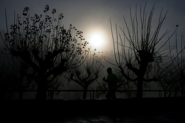 Un hombre hace deporte por el entorno de Oira y la zona fluvial del río Miño en