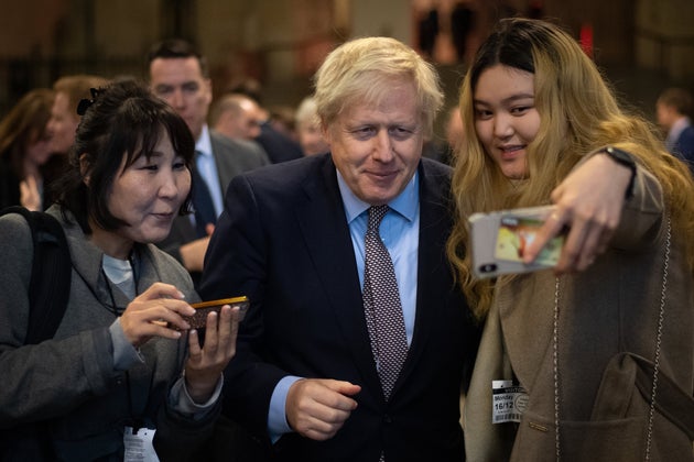Boris Johnson se hace un selfie con unas mujeres en el Parlamento de Londres, el pasado 16 de