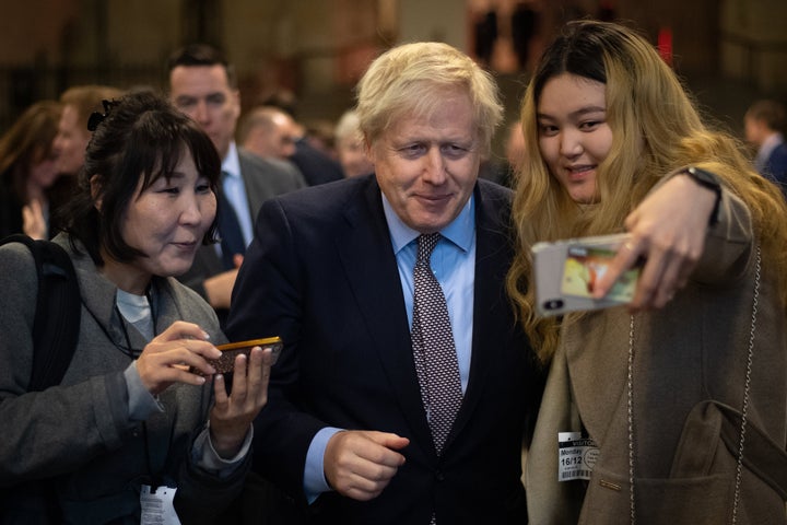 Boris Johnson se hace un selfie con unas mujeres en el Parlamento de Londres, el pasado 16 de diciembre.