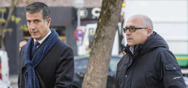 El exdirigente del PNV Alfredo de Miguel (d), y su abogado, Gonzalo Susaeta, en una imagen de archivo...