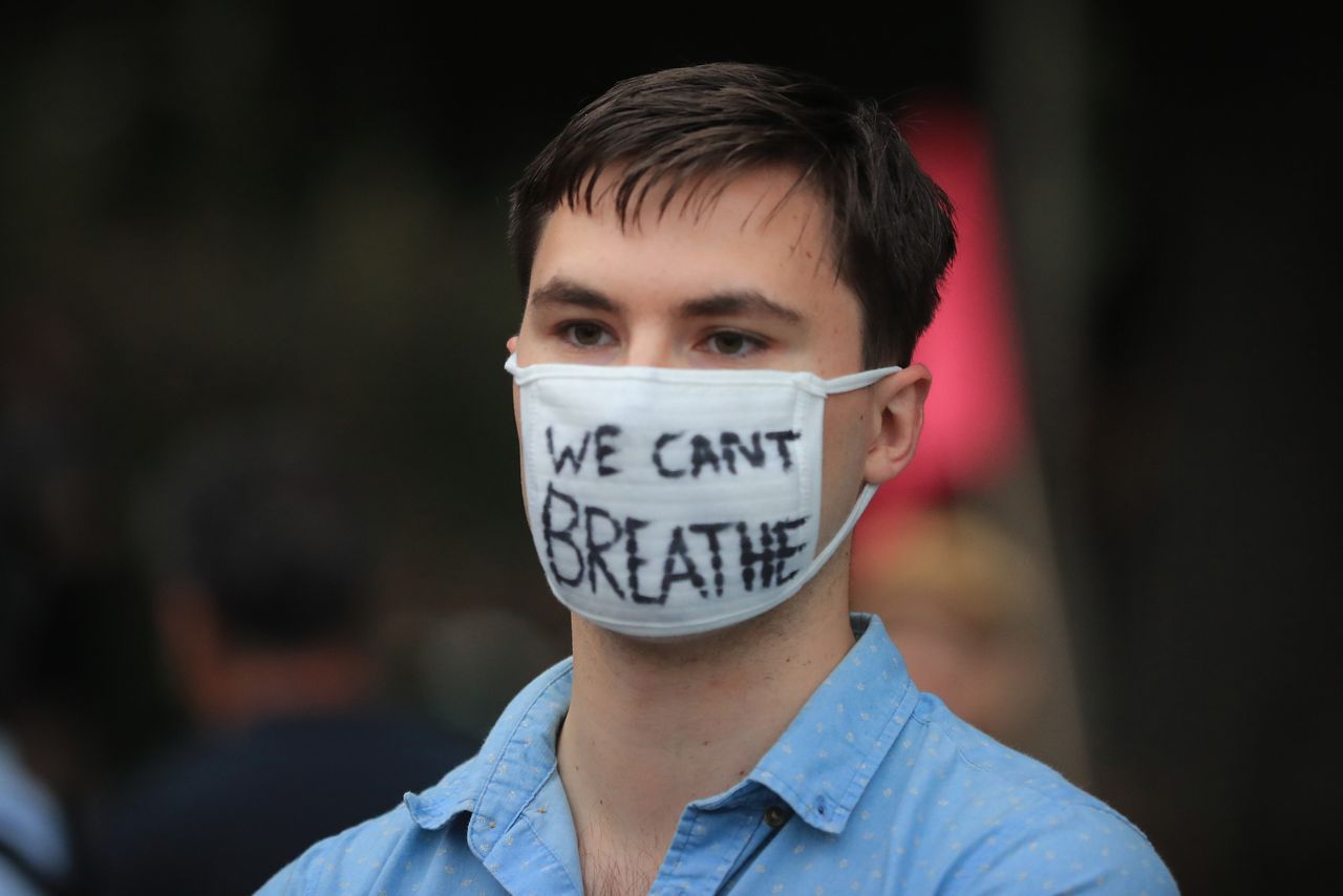 Κατά την διάρκεια διαδήλωσης στις 11 Δεκεμβρίου, στο δημαρχείο του Σίδνεϊ, για την κλιματική αλλαγή, ένας άνδρας φοράει μία μάσκα που γράφει, «Δεν μπορούμε να αναπνεύσουμε».
