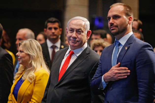 Eduardo Bolsonaro ao lado do premiê israelense Benjamin Netanyahu e sua esposa, Sara, na cerimônia...