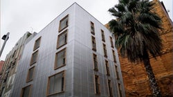 Los primeros pisos públicos de España hechos con contenedores de barco