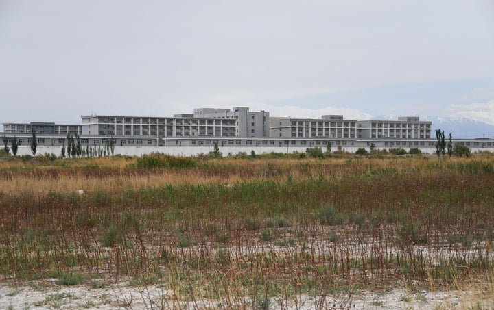 Exterior de uno de los centros, ubicado en el norte de Akto, captada en 2019.