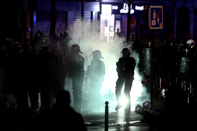 Place de la Nation, dans le XIIe arrondissement, la dispersion de la manifestation de ce 17 décembre...