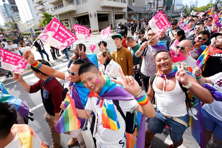 「東京レインボープライド」で東京・渋谷の街をパレードする人たち。LGBTQとその支援者が参加し「生と性の多様性」を訴えた