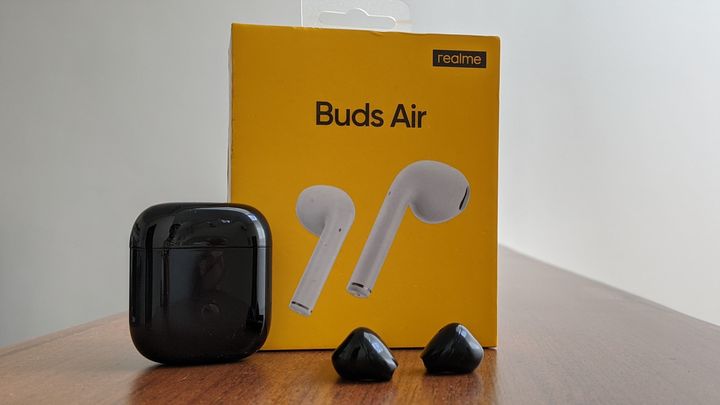 The Realme Buds Air look almost exactly like Apple AirPods.