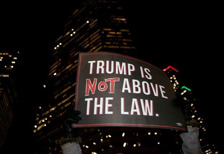 Πλακάτ υπέρ της παρπομπής του Τραμπ στο Σιάτλ των ΗΠΑ. «Ο Τραμπ δεν είναι πάνω από το νόμο». 