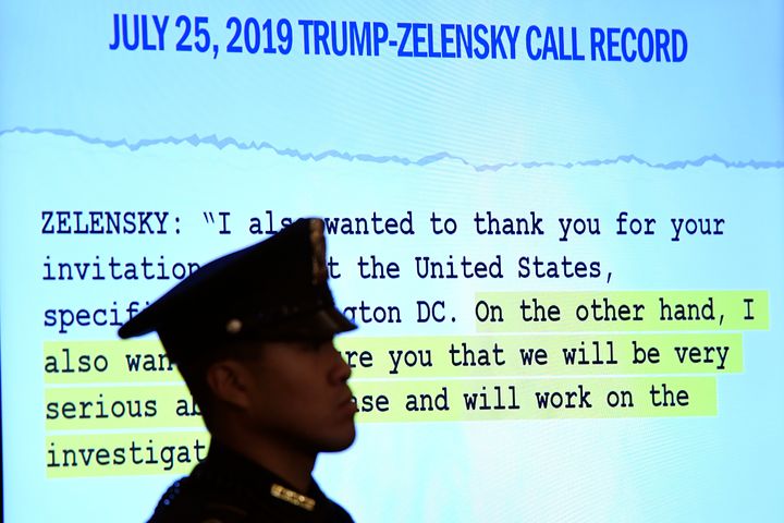 Παρουσίαση του κειμένου με τις απομαγνητοφωνημένες συνομιλίες Τραμπ-Ζελένσκι. 