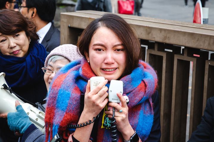 伊藤詩織さん。判決直後、東京地裁前に集まった報道陣や支援者に囲まれ、感極まった表情で結果を報告した。