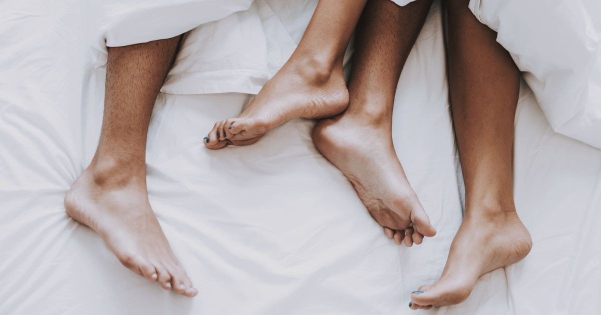 Жена с чувственными ногами. Мужские и женские ноги. Мужчина у ног женщины. Пара ног из под одеяла. Мужские и женские ступни.