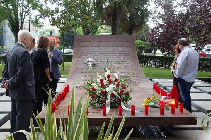 Las familias de los 62 militares fallecidos el 26 de mayo de 2003 en el accidente aéreo del YAK-42 en Turquía homenajean a sus seres queridos en el monumento erigido en su memoria.
