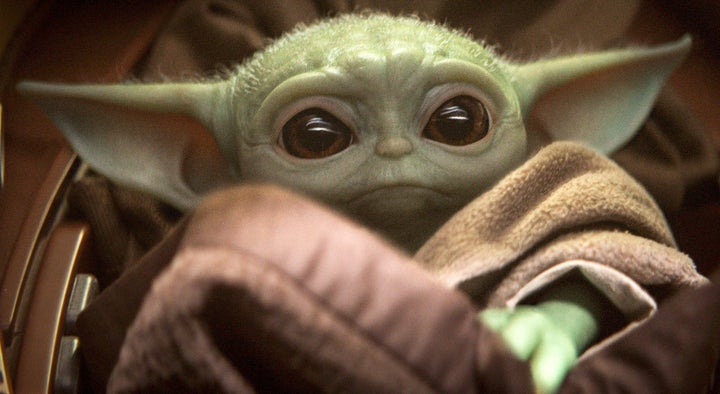 Lo Que Tienes Que Saber Sobre Baby Yoda El Personaje De Star Wars Que Ama Todo Internet El Huffpost Life