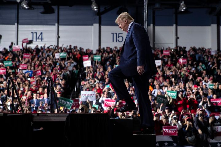 Trump learned of the impeachment votes while on stage at a rally in Michigan on Wednesday evening. (AP Foto/ Evan Vucci)