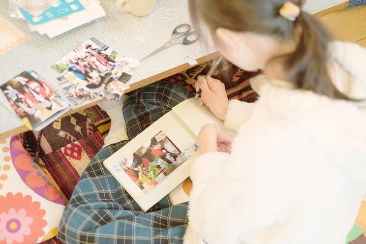 藤田さんがひらく「記憶のアトリエ」で参加者が制作した手づくりの本。思い出の写真など、参加者が持ち込んだ大切な記憶を本に綴じてゆく
