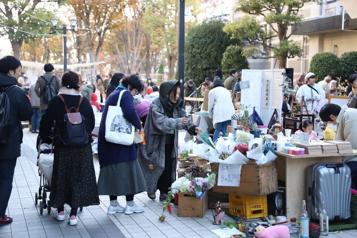 たくさんの人で賑わうイベント会場＝11月30日、東京都板橋区の光が丘パークタウン