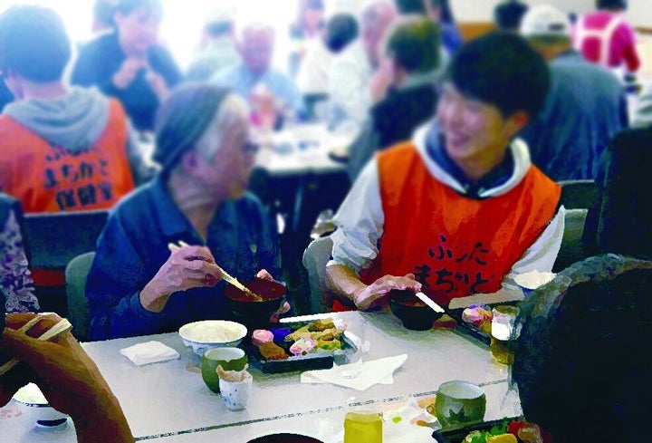 自治会主催“ふれあい会食”での様子＝愛知県豊明市の豊明団地