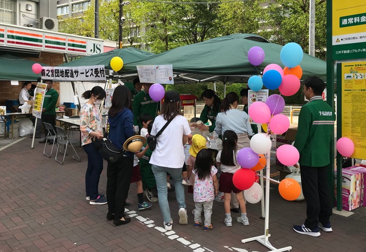 セブン-イレブンＪＳ森之宮団地店でのイベントの様子＝大阪府大阪市の森ノ宮団地