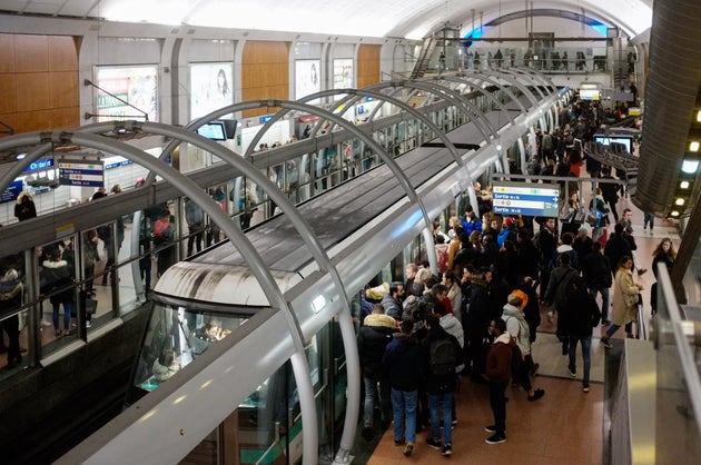 Greve Ratp Le Trafic S Ameliore Six Lignes De Metro Fermees Vendredi Le Huffpost