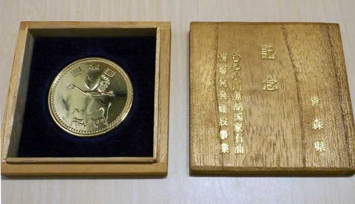 埼玉県在住の女性が所有する「謎のメダル」。木箱に入っている。