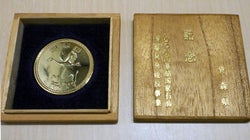 記念硬貨のような“謎のメダル”新たに見つかる。80年代前半に「青森県内のドライブインから購入」