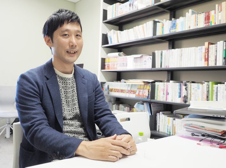 田中俊之さん(大正大学の研究室で撮影)