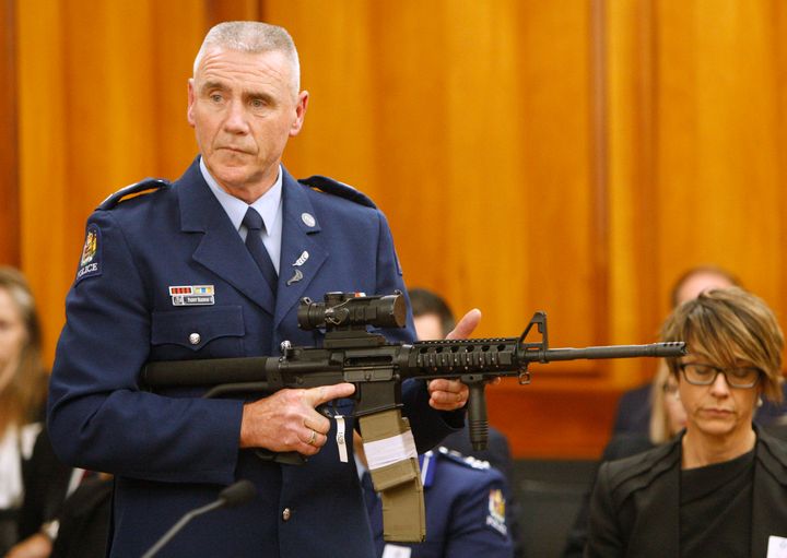Νεοζηλανδός αστυνομικός κρατά ημιαυτόματο AR-15 παρόμοιο αυτού που χρησιμοποίησε ο δράστης στο Κράτιστσέρτς και εξηγεί τις δυνατότητες του όπλου ενώπιον των βουλευτών που τελικά αποφάσισαν την απαγόρευση των ημιαυτόματων όπλων. 
