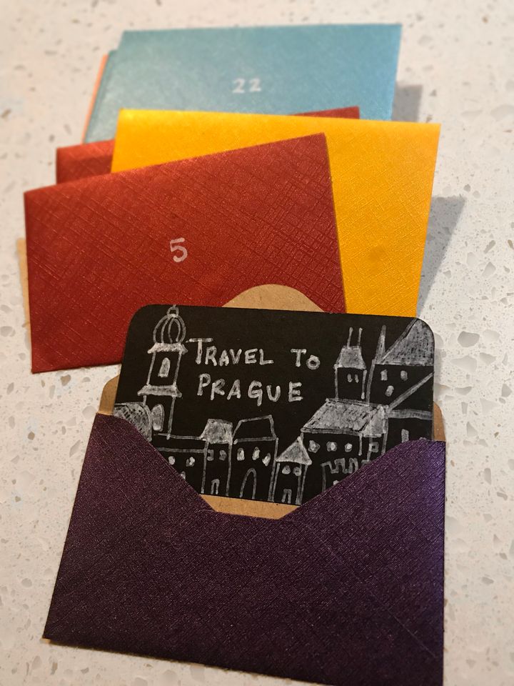 Las tarjetas que Campbell y su amigo se enviaron como parte de sus propósitos de Año Nuevo.