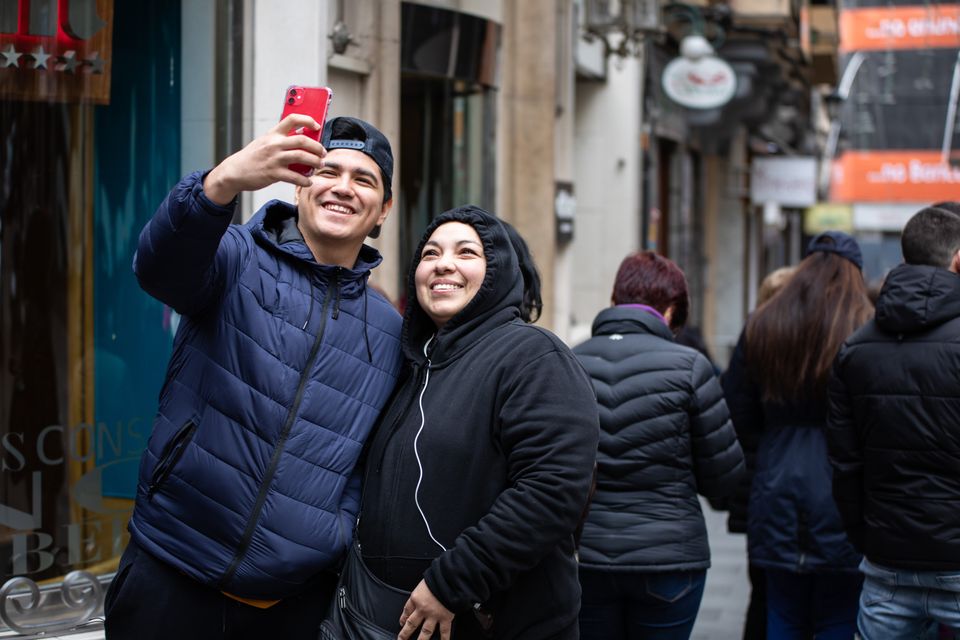 Alejandra y Manuel se hacen un 'selfie' para sus compañeros de trabajo en la