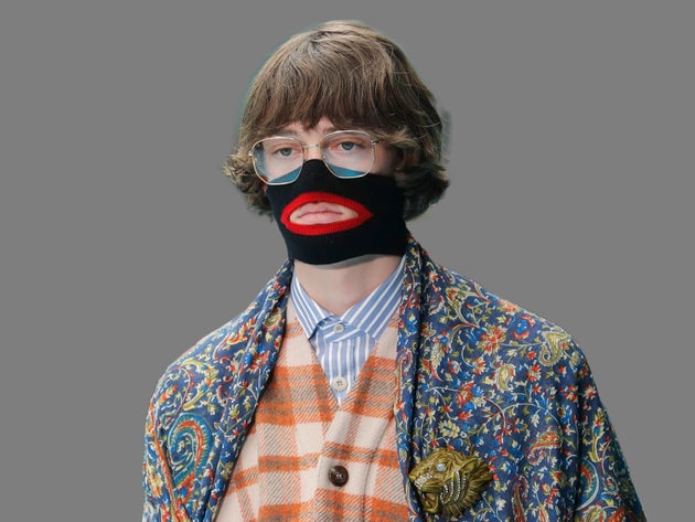 Ενα μοντέλο φοράει δημιουργία Gucci.
