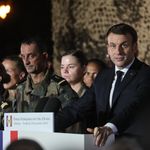 À Abidjan, Macron parle retraite avec les soldats