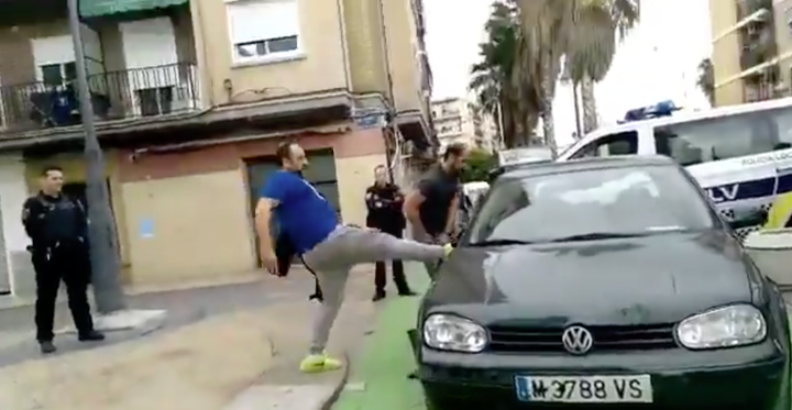 A patadas contra su coche por un simple control de tráfico.