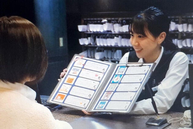 子どもに贈る絵本を選ぶ宿泊客(名古屋駅前モンブランホテル提供)