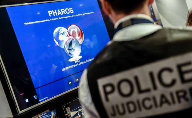 Un policier devant la plateforme de signalement Pharos.