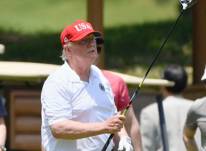 Donald Trump jouant au golf