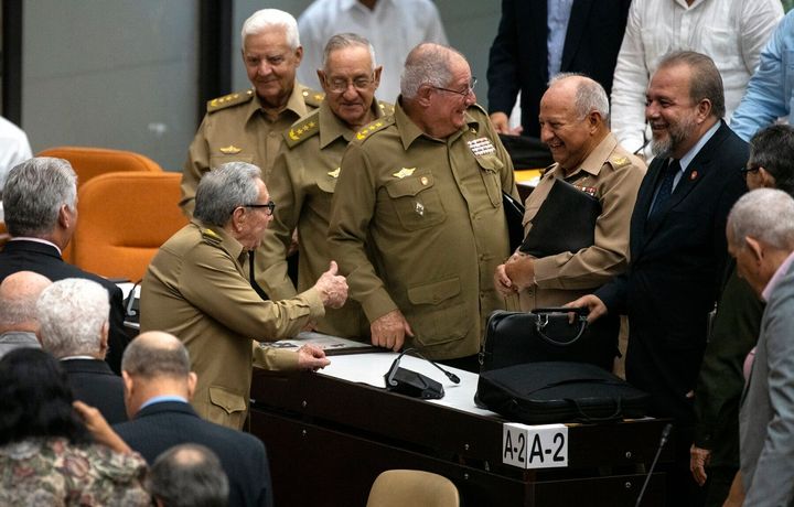 Νεύμα με νόημα από τον Ραούλ Κάστρο προς το νέο πρωθυπουργό της Κούβας Μανουέλ Μαρέρο Κρους, Dec. 21, 2019. (AP Photo/Ramon Espinosa)