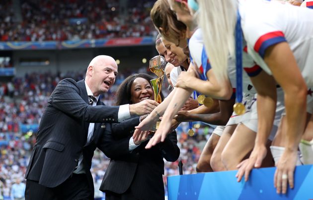 Presidente da Fifa, Gianni Infantino, e a secretária-geral, Fatma Samoura, entregam o troféu para a seleção norte-americana após a final da Copa do Mundo Feminina de 2019, realizada na França. 