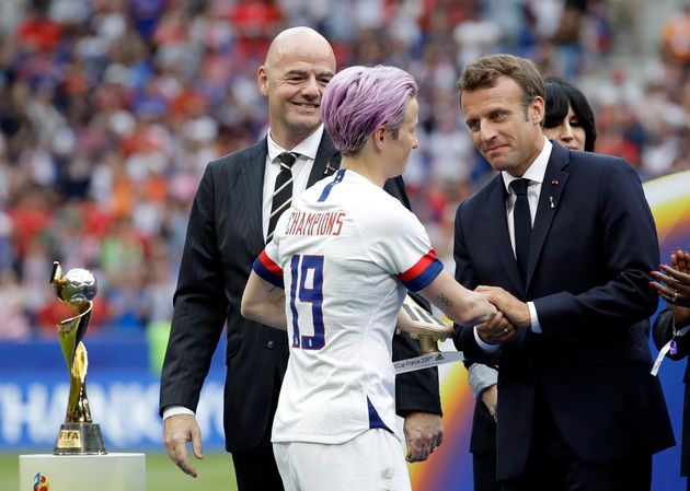 Emmanuel Macron, presidente da França, ao lado de Gianni Infantino, cumprimentam Megan Rapinoe, estrela da seleção dos Estados Unidos.