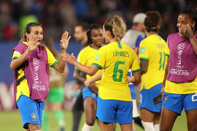 Marta (à esq.) celebra com a colega de time, Tamies, o fim da partida entre Itália e Brazil, em Valenciennes, na França.