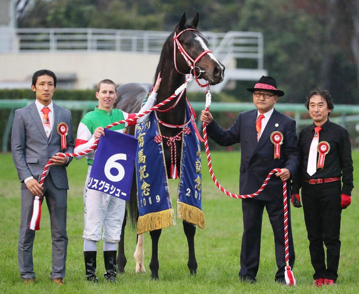 第６４回有馬記念で優勝したダミアン・レーン騎乗のリスグラシュー（右）＝12月22日、中山競馬場 