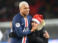 エムバペ選手 試合中にピッチに乱入した子どもサンタに 神対応 も ネットでは賛否分かれる 動画 ハフポスト