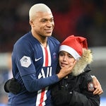 エムバペ選手、試合中にピッチに乱入した子どもサンタに“神対応”も...ネットでは賛否分かれる（動画）