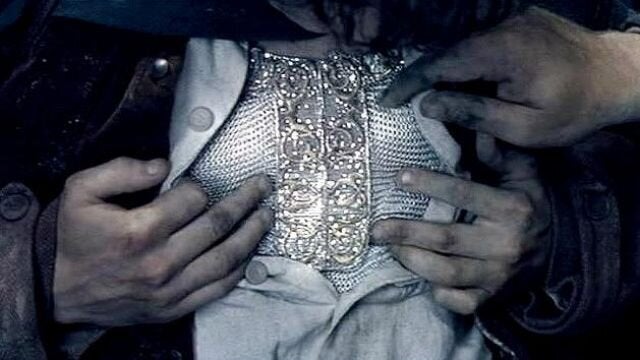 Frodo, en 'La comunidad del anillo', con una malla de mithril.