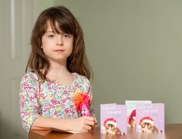 Bimba compra biglietto di Natale da Tesco e trova SOS: