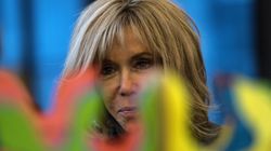 En Côte d’Ivoire, Brigitte Macron se déhanche sur du Magic