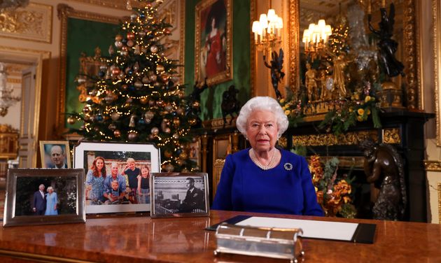 La reine Elizabeth II lors de l'enregistrement de son allocution de Noël depuis le chateau de Windsor,...