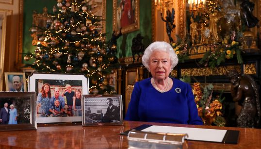 Dans son allocution de Noël, Elizabeth II reconnaît une année “semée